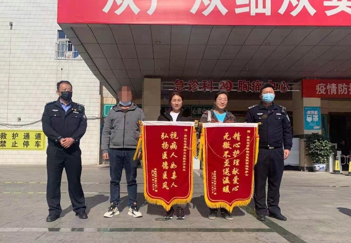 被救患者家屬送來錦旗，表示感謝